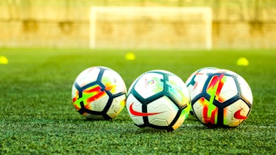 球员跑动热图与体能数据监控屏幕